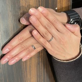 【ラザール ダイヤモンド【取扱店販売】の口コミ】 婚約指輪と重ね付けしたときやどんな服装にも合うものがよく、ダイヤはつ…