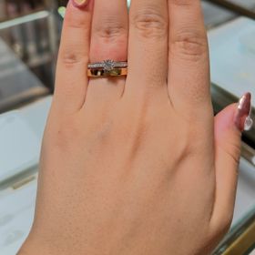 【ブルガリ(BVLGARI)の口コミ】 一癖ある指輪が欲しかったので、真ん中のダイヤ以外にもダイヤモンドが散…