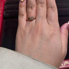 【カルティエ(Cartier)の口コミ】 リボンのデザインが可愛く、試着しました。少し可愛すぎるため年を重ねた…