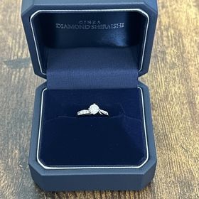 【銀座ダイヤモンドシライシの口コミ】 シンプルすぎず派手すぎない、洗練されたデザインにしたかった中、片側の…