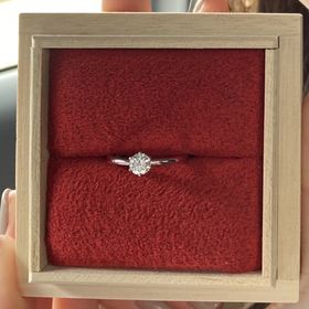 【出雲結(いずもゆい)の口コミ】 【指輪のデザインについて】
シンプルだからこそダイヤモンドがより映える…