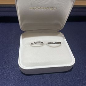 【BONDS(ボンズ)の口コミ】 曲線が綺麗でダイヤモンドもキラキラとしていてとても可愛い指輪です。左…