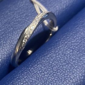 【銀座ダイヤモンドシライシの口コミ】 ダイヤモンドが斜めに綺麗に入っていること、一つひとつのダイヤモンドは…