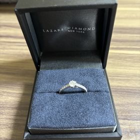 【ラザール ダイヤモンド(LAZARE DIAMOND)の口コミ】 指輪のポイントは可愛さと上品さである。真ん中のダイヤモンドの他に、シ…