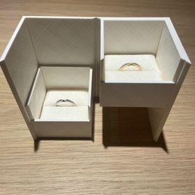 【Love Bond(ラブボンド)の口コミ】 見た目はとてもシンプルだが真ん中に付いている宝石のおかげで高級感があ…