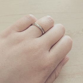 【銀座ダイヤモンドシライシの口コミ】 さりげなくて、華奢なデザインを希望していたため、細めの指輪を探してい…