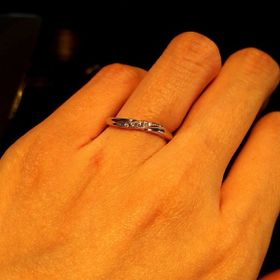 【エクセルコダイヤモンド(EXELCO DIAMOND)の口コミ】 クレアドルーンフィーヌの緩やかなカーブは、私の細い指にとても合ってい…