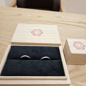 【出雲結(いずもゆい)の口コミ】 滑らかな曲線が美しいリングをベースとしており、風をモチーフにしたデザ…