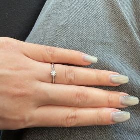 【アイプリモ(I-PRIMO)の口コミ】 指輪は落ち着いた雰囲気で、且つダイヤモンドとその周りがとても綺麗に装…