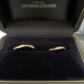 【銀座ダイヤモンドシライシの口コミ】 程よいウェーブラインで指が綺麗に見えます。女性用にはダイヤモンドが5石…