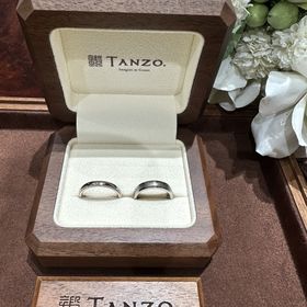 【TANZO.(鍛造指輪)の口コミ】 ・2種類の素材の組み合わせ
・両側のミル打ち
・指輪の内側には2人で決め…