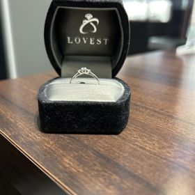 【LOVEST(ラヴェスト)の口コミ】 低価格帯で、婚約指輪に何十万もかかるのかと思っていたが、1ケタ万円であ…