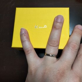 【ケイウノ ブライダル(K.UNO BRIDAL)の口コミ】 ゆるやかな動きのあるウェーブラインは自然と手元になじみ、指輪に慣れて…