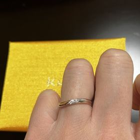 【ケイウノ ブライダル(K.UNO BRIDAL)の口コミ】 指輪のデザインはカローレです。
ウェーブラインが手元になじみ、S字ウエ…