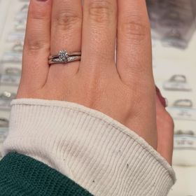 【銀座ダイヤモンドシライシの口コミ】 王道の一粒ダイヤの婚約指輪にきらきらで少し窪みのある結婚指輪のセット…