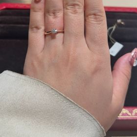 【カルティエ(Cartier)の口コミ】 シンプルでダイヤモンドが目立つデザインです。リングの部分がゴールドで…