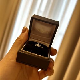 【アイプリモ(I-PRIMO)の口コミ】 ダイヤモンドの質・カットが良い物であるため、ダイヤモンドがとても輝い…