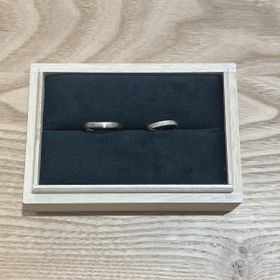 【出雲結(いずもゆい)の口コミ】 指輪自体が曲線となっており、縁をイメージした赤い糸を意味するデザイン…