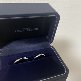 【銀座ダイヤモンドシライシの口コミ】 指が細く、小指側に傾きが気になっていたので、ウェーブのデザインがおす…