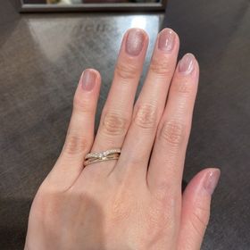 【LUCIE(ルシエ)の口コミ】 ウェーブ方でピンクゴールドの指輪を見ていました。上品でキラキラした指…