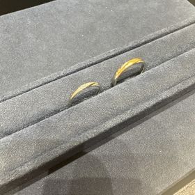 【4℃ BRIDAL(ヨンドシーブライダル)の口コミ】 全くのペアではなくて、2人がそれぞれ好きでリンク感のある指輪を選び購入…