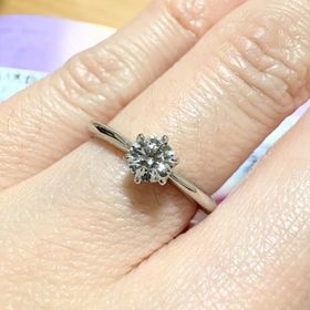 【銀座ダイヤモンドシライシの口コミ】 ダイヤを支える爪の部分が華奢で高さもあまりないタイプなので指に馴染み…