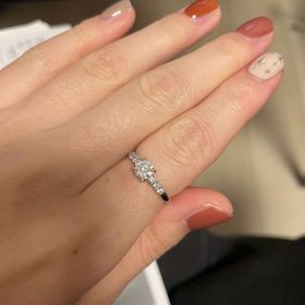 【宝寿堂(ほうじゅどう)の口コミ】 左右に小さいメレダイヤが3つずつ配置されています。 ここのブランドの指…