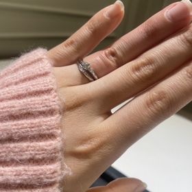 【ラザール ダイヤモンド(LAZARE DIAMOND)の口コミ】 ダイヤモンドがキラキラしてて、キラキラ好きな人にはもってこいのデザイ…