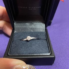 【ラザール ダイヤモンド(LAZARE DIAMOND)の口コミ】 形が一般的なストレートタイプでは無くウェーブ掛かっているのが特徴的で…