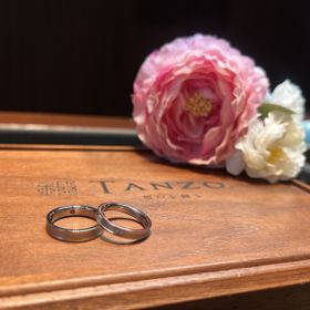 【TANZO.(鍛造指輪)の口コミ】 ミゾ+マット加工をしたことでプラチナのみでも2色あるような見た目になり…