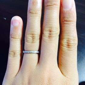 【エクセルコダイヤモンド(EXELCO DIAMOND)の口コミ】 ダイヤのついている部分が少しV字になっており、着けた時に指がとても綺麗…