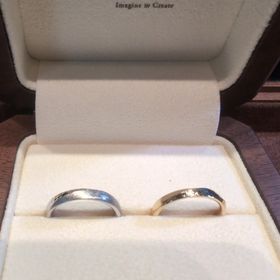 【TANZO.(鍛造指輪)の口コミ】 2人の指輪を「槌目加工」と「斜め削り」でお揃いにした上で、女性側を映え…