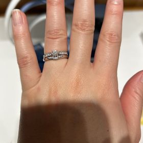 【銀座ダイヤモンドシライシの口コミ】 婚約指輪と重ね付けした時にマッチするデザインの物を探していたので、ピ…