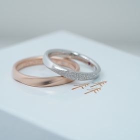 【THREE TREES(スリーツリーズ)の口コミ】 シンプルなウェーブタイプのリングで、2人で同じ色にするか迷ったけど、実…