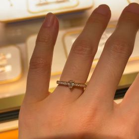 【ショーメ(CHAUMET)の口コミ】 ゴールドの婚約指輪を探しており、こちらにたどりつきました。センターの…