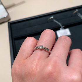 【ティファニー(Tiffany & Co.)の口コミ】 シンプルなデザインが素敵だと思いました。センターのダイヤに向けてリン…