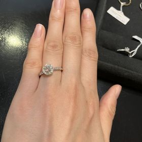 【ケイウノ ブライダル(K.UNO BRIDAL)の口コミ】 大きなダイヤの周りを小粒のダイヤで囲っているデザインがとにかく可愛い…