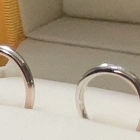 【ケイウノ ブライダル(K.UNO BRIDAL)の口コミ】 2種類の色の違うウェーブがかかったデザインがシンプルさもありつつ、独自…