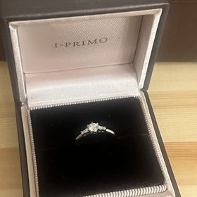 【アイプリモ(I-PRIMO)の口コミ】 デザインが華奢かつシンプルで可愛い。ダイヤモンドがメインの一個の傍に2…