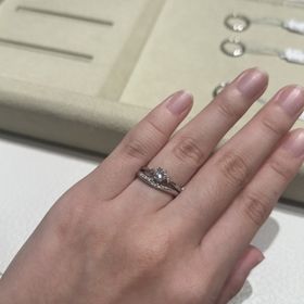 【和光ブライダルブティックギンザの口コミ】 細身のプラチナ素材のリングに、下半分だけダイヤがついており一見ダイヤ…