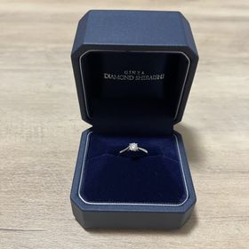 【銀座ダイヤモンドシライシの口コミ】 王道の一粒ダイヤが良かったので、一粒ダイヤのものでいくつか試着をしま…