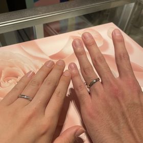 【FOREVERMARK(フォーエバーマーク)の口コミ】 メレダイヤが流れるように配置されたシンプルなデザインですが、ダイヤが…