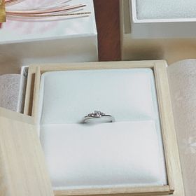 【Mariage ent(マリアージュエント)の口コミ】 一番の決め手は指輪のラインです。
婚約指輪と結婚指輪は同時に購入し、結…