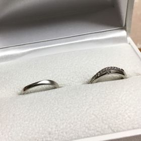 【Une Mariage(アンマリアージュ)】の口コミ 少し変わったデザインが気に入りました。
婚約指輪と重ねづけをする時は上...