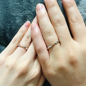 【ケイウノ ブライダル(K.UNO BRIDAL)の口コミ】 指輪の一部が名前通りリボンのようにねじれているデザインです。見本では…