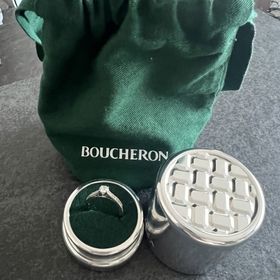 【ブシュロン(BOUCHERON)の口コミ】 エレガンスな指輪です。4本の爪によるセッティングのため、中央のダイヤモ…