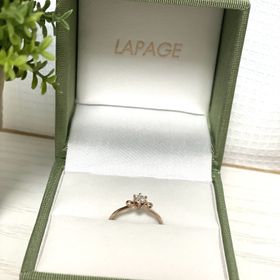 【LAPAGE(ラパージュ)】の口コミ 婚約指輪はラパージュのものを選びました。横から見た時のデザインがおとぎ...