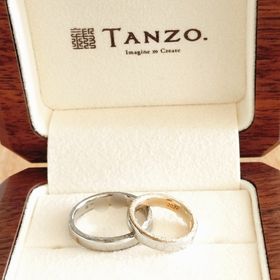【TANZO.(鍛造指輪)の口コミ】 夫はプラチナにスターダスト加工を！私はバイカラーでプラチナベースにゴ…
