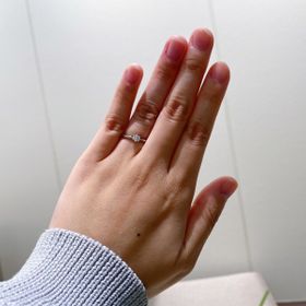 【アイプリモ(I-PRIMO)の口コミ】 シンプルなデザインで、王道な婚約指輪です。リーズナブルなもので、高品…
