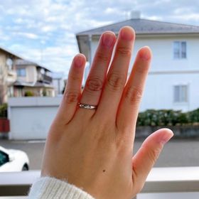 【銀座ダイヤモンドシライシの口コミ】 この指輪のデザインは他にあまりなく、真ん中のワンメレタイプのダイヤが…